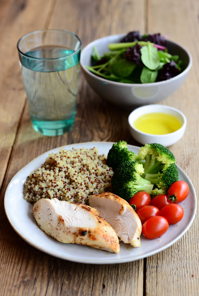 Ausgewogene Ernährung mit frischen Lebensmitteln